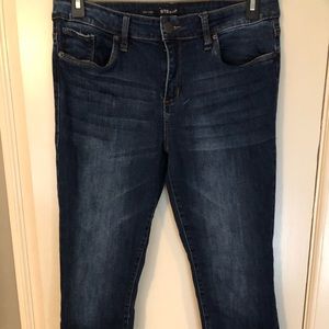 Frayed hem skinny jeans